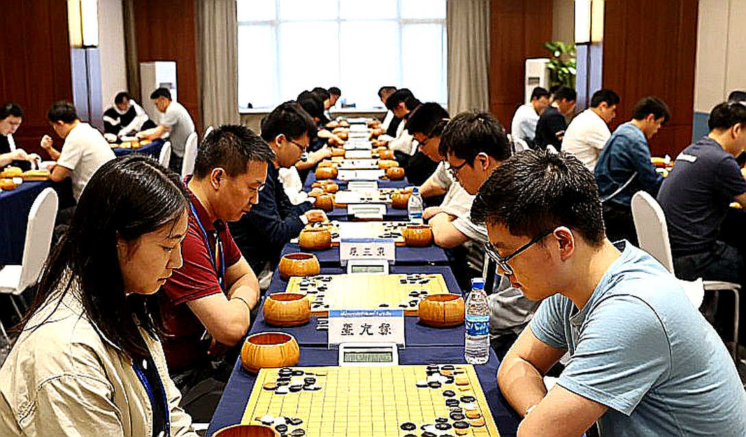 GCL 2026: Nepomniachtchi khiến Carlsen toát mồ hôi, rồi hạ Sindarov bằng đồng hồ