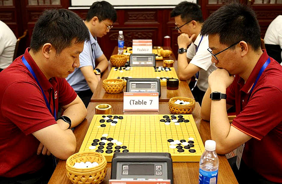 GCL 2026: Nepomniachtchi dọa Carlsen toát mồ hôi, rồi hạ Sindarov bằng đồng hồ